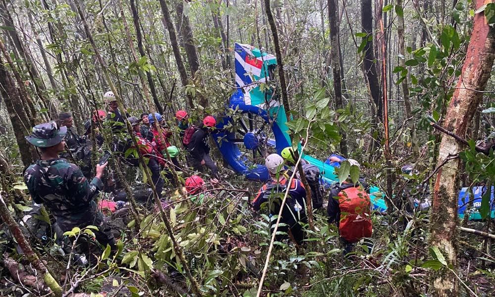 BREAKING NEWS: Helikopter PK-RGH Ditemukan di Tanah Bumbu, Satu Korban Dievakuasi BREAKING NEWS: Helikopter PK-RGH Ditemukan di Tanah Bumbu, Satu Korban Dievakuasi