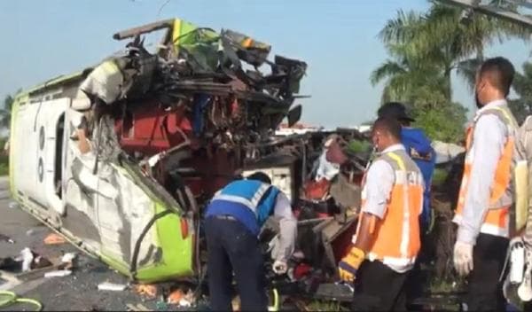 Walikota Tangsel Kerahkan Mobil Ambulance ke Tol Cipali, Tolong 60 Peziarah Korban Kecelakaan