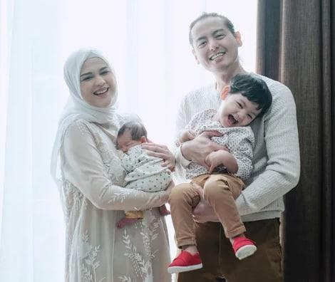 5 Artis Putuskan Jadi Mualaf sebelum Menikah, Nomor 1 Sangat Harmonis, Jauh dari Gosip Miring 5 Artis Putuskan Jadi Mualaf sebelum Menikah, Nomor 1 Sangat Harmonis, Jauh dari Gosip Miring