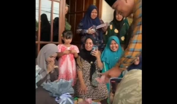 Video Viral, Sawer Uang Jutaan Buat Calon Pengantin, Begini Reaksi Netizen Video Viral, Sawer Uang Jutaan Buat Calon Pengantin, Begini Reaksi Netizen