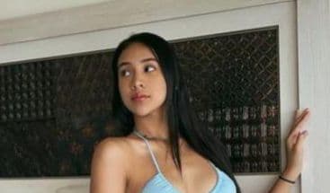Potret Anya Geraldine Pose Menggoda di Atas Sofa Pakai Bra Putih Potret Anya Geraldine Pose Menggoda di Atas Sofa Pakai Bra Putih