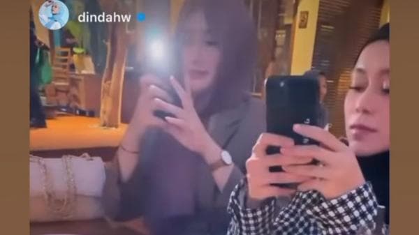 Lesti Kejora Keciduk Tak Pakai Cincin Kawin, Netizen Pertanyakan Rumah Tangganya dengan Rizky Billar Lesti Kejora Keciduk Tak Pakai Cincin Kawin, Netizen Pertanyakan Rumah Tangganya dengan Rizky Billar