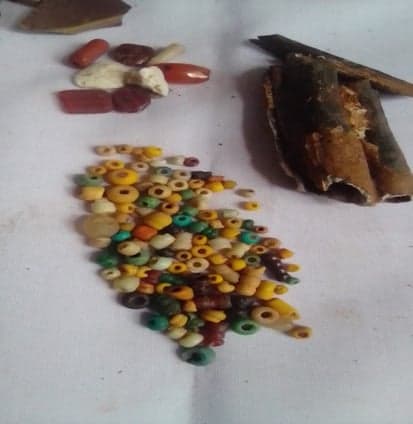 Manik-Manik Diduga Benda Cagar Budaya Ditemukan di Salah Satu Lereng Bukit Patenggeng Manik-Manik Diduga Benda Cagar Budaya Ditemukan di Salah Satu Lereng Bukit Patenggeng