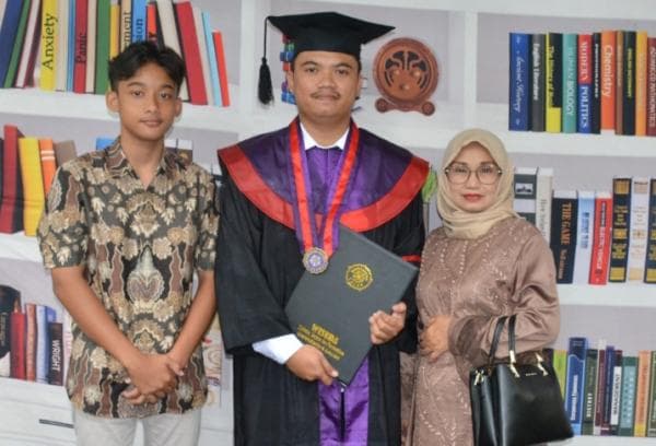Seorang Tukang Pijat Keliling Berhasil Mengantarkan Anaknya Menyandang Gelar Sarjana Seorang Tukang Pijat Keliling Berhasil Mengantarkan Anaknya Menyandang Gelar Sarjana