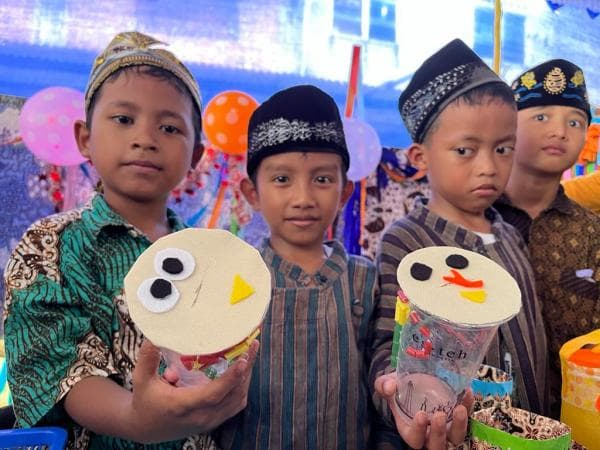 Kurangi Limbah Sampah, Siswa SD ini Sulap Sampah Jadi Begini ! Kurangi Limbah Sampah, Siswa SD ini Sulap Sampah Jadi Begini !