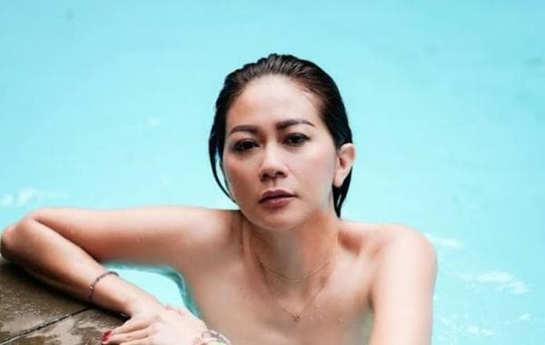 Wow, Potret Seksi Tante Atien di Kolam Renang Bikin Netizen Melongo Wow, Potret Seksi Tante Atien di Kolam Renang Bikin Netizen Melongo