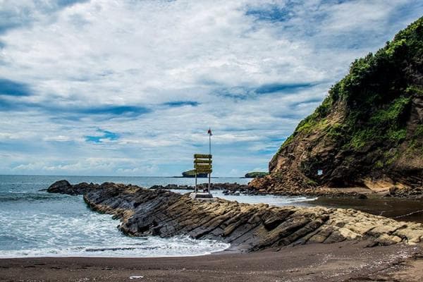 Kilas Balik Sejarah Penamaan Pantai Watu Ulo Jember Kilas Balik Sejarah Penamaan Pantai Watu Ulo Jember