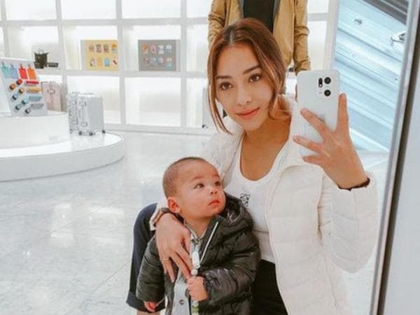 Ketimbang Ikuti Tren, 5 Artis Cantik Ini Pilih Mirror Selfie Pakai Android! Ketimbang Ikuti Tren, 5 Artis Cantik Ini Pilih Mirror Selfie Pakai Android!