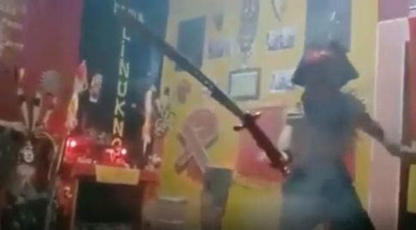 Mengenal Mandau Terbang, Ilmu dan Tradisi Suku Dayak yang Tak Perlu Diragukan Keampuhannya Mengenal Mandau Terbang, Ilmu dan Tradisi Suku Dayak yang Tak Perlu Diragukan Keampuhannya