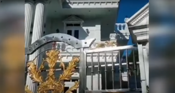 Ngeri! Rumah Mewah di Garut Dijaga Ular Piton Super Besar, Ini Alasannya Ngeri! Rumah Mewah di Garut Dijaga Ular Piton Super Besar, Ini Alasannya