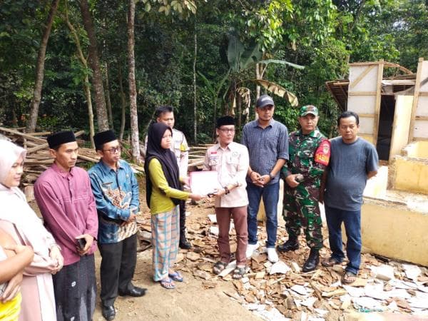 Rumah Ambruk Milik Janda Anak Satu di Jiput Diperbaiki, Dapat Bantuan Baznas