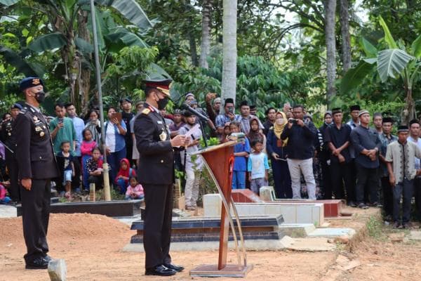 Pimpin Upacara Pemakaman Briptu Anumerta Gilang Aji Prasetyo, Kapolda: Selamat Jalan Bhayangkaraku