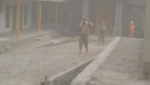 16 Penghuni Pondok di Lereng Semeru Tak Mau Dievakuasi, Mereka Sembunyi di Bangunan Rumah Penuh Debu