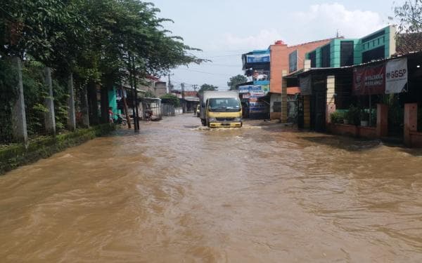 Banjir Selutut Orang Dewasa Genangi Jalan Raya Sapan, Banyak Kendaraan Mogok