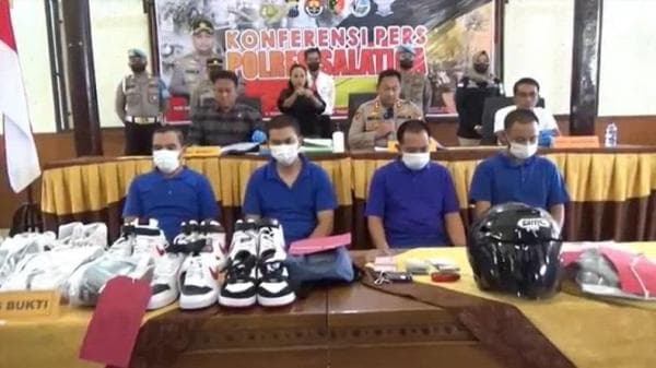 Pabrik Sepatu Salatiga Rugi Rp400 Juta Gegara Ratusan Sepatu Ekspor Diambil Karyawan Pabrik Sepatu Salatiga Rugi Rp400 Juta Gegara Ratusan Sepatu Ekspor Diambil Karyawan