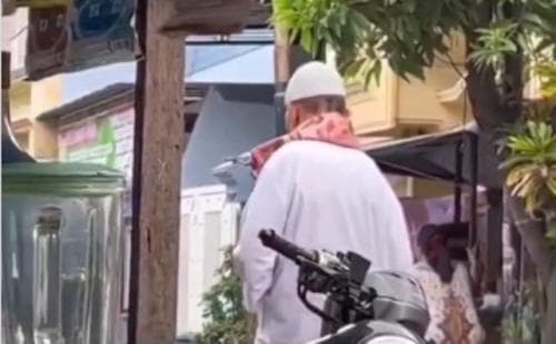 Kakek Penderita Stroke Berusaha Keras Jalan ke Masjid, Netizen: Tiap Langkah Dihitung Pahala