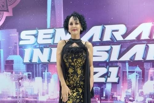 Meski Usianya Sudah 57 Tahun, Meriam Bellina Tampak Muda dan Cantik Meski Usianya Sudah 57 Tahun, Meriam Bellina Tampak Muda dan Cantik