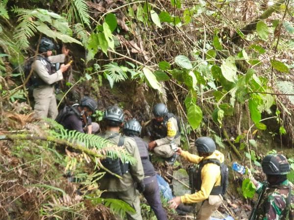 Korban Pembunuhan KKB Berhasil di Evakuasi Aparat Gabungan,Satu Korban Ditemukan di Tepi Jurang Korban Pembunuhan KKB Berhasil di Evakuasi Aparat Gabungan,Satu Korban Ditemukan di Tepi Jurang