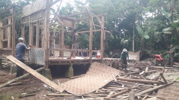 Dihantam Hujan Deras dan Angin Kencang, Rumah Milik Guru Ngaji di Majau Pandeglang Roboh