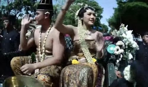 Saat Kirab Ada Momen Kocak Kaesang-Erina Kepanasan, Chef Arnold: Jangan Lupa Deodoran! Saat Kirab Ada Momen Kocak Kaesang-Erina Kepanasan, Chef Arnold: Jangan Lupa Deodoran!