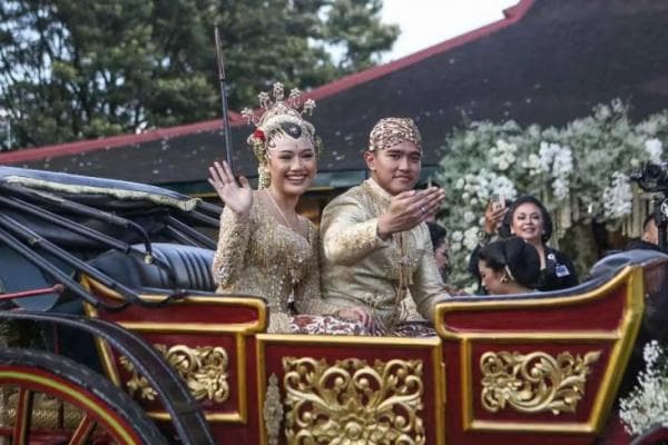 Kirab Pernikahan Kaesang dan Erina dari Loji Gandrung ke Pura Mangkunegaran Pakai 12 Kereta Kencana Kirab Pernikahan Kaesang dan Erina dari Loji Gandrung ke Pura Mangkunegaran Pakai 12 Kereta Kencana