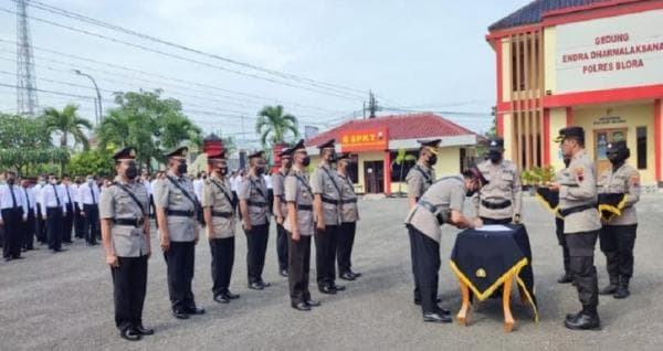 14 Tahun Nyamar Jadi Jurnalis Tv Pria ini Ternyata Intel Polisi, Kini Jabat Kapolsek Kradenan 14 Tahun Nyamar Jadi Jurnalis Tv Pria ini Ternyata Intel Polisi, Kini Jabat Kapolsek Kradenan