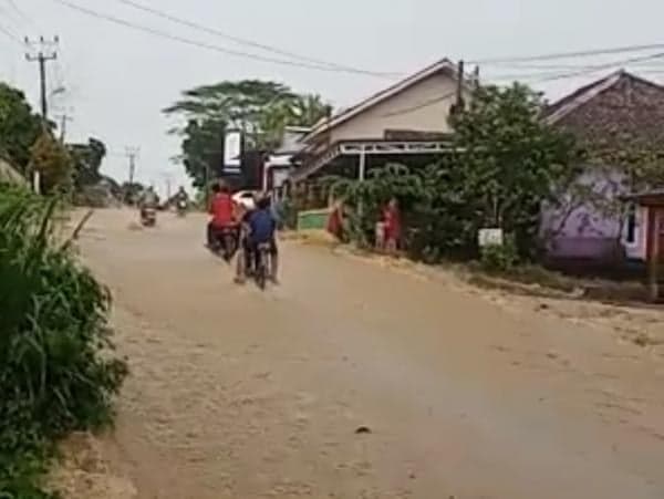 Tidak Ada Drainase! Jalan Malingping - Gunung Kencana Lebak Terendam Banjir Tidak Ada Drainase! Jalan Malingping - Gunung Kencana Lebak Terendam Banjir