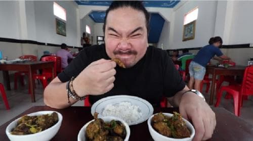 Menjajal Kuliner Ekstrem di Manado, YouTuber Nex Carlos Coba Makan Tikus hingga Piton! Menjajal Kuliner Ekstrem di Manado, YouTuber Nex Carlos Coba Makan Tikus hingga Piton!