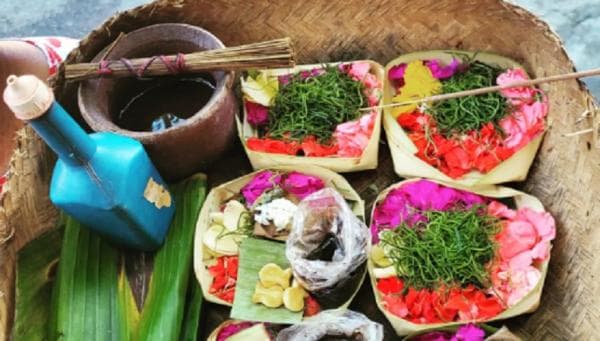 Alasan Warga Bali Membuat Sesajen hingga Larangan Merusaknya Alasan Warga Bali Membuat Sesajen hingga Larangan Merusaknya