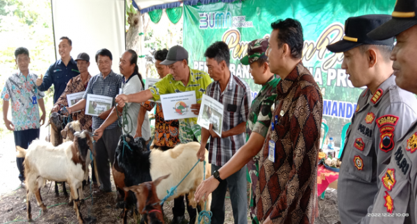 Kepala Administratur Perhutani KPH Gundih, Menyerahkan Bantuan Dana Usaha Lembaga Masyarakat Daerah Kepala Administratur Perhutani KPH Gundih, Menyerahkan Bantuan Dana Usaha Lembaga Masyarakat Daerah