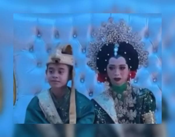 Viral Video Anak SMP Nikah di Bulukumba, Pengantin Pria Baru Berusia 12 Tahun Viral Video Anak SMP Nikah di Bulukumba, Pengantin Pria Baru Berusia 12 Tahun