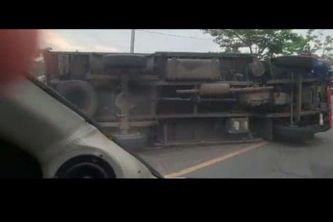 Mobil Pengangkut Uang Terbalik di Jalan, Duit Rp25,5 Miliar yang Berserakan Jadi Rebutan Warga Mobil Pengangkut Uang Terbalik di Jalan, Duit Rp25,5 Miliar yang Berserakan Jadi Rebutan Warga