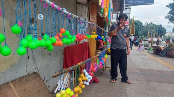 Permainan Lato-Lato yang Viral di Tengah Maraknya Game Online, Jadi Berkah untuk Pedagang Mainan Permainan Lato-Lato yang Viral di Tengah Maraknya Game Online, Jadi Berkah untuk Pedagang Mainan