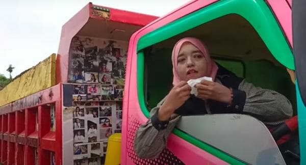 Kisah Syarifah Firdausi, Janda 8 Anak yang Dijuluki Ratu Truk Oleng Kisah Syarifah Firdausi, Janda 8 Anak yang Dijuluki Ratu Truk Oleng