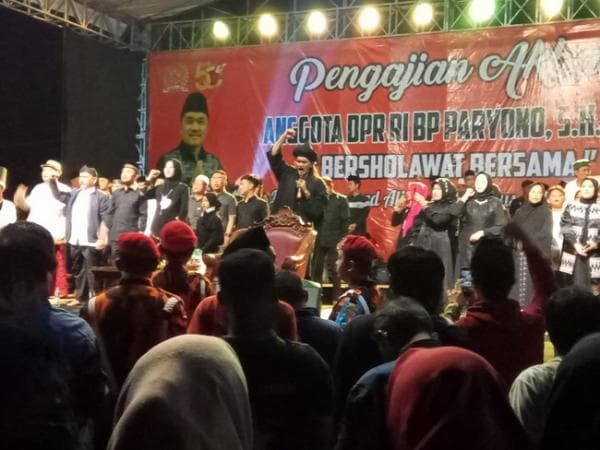 Sholawat Penghujung Tahun 2022 Bareng Mafis, Gus Ali Gondrong Ajak Umat Muslim Tetap Optimis di 2023 Sholawat Penghujung Tahun 2022 Bareng Mafis, Gus Ali Gondrong Ajak Umat Muslim Tetap Optimis di 2023
