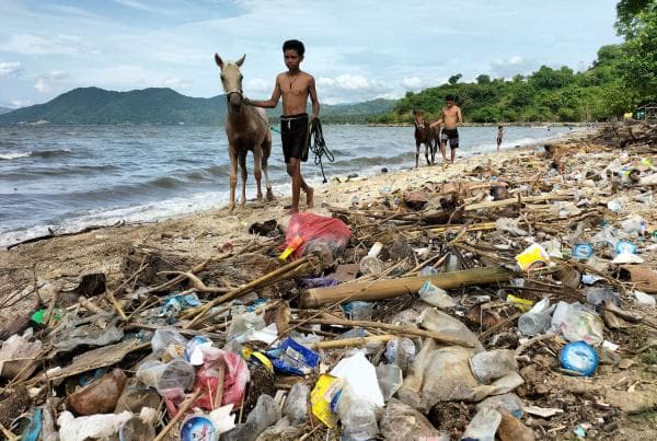 Tata Kelola Sampah Amburadul, Sungai Indonesia Banjir Mikroplastik