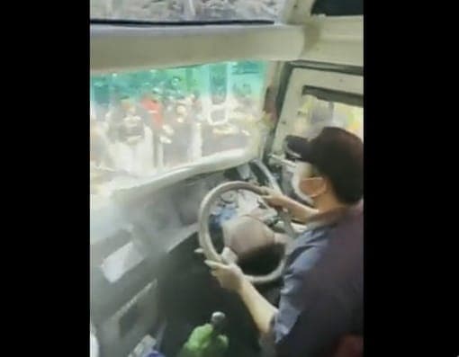 Bus Dilempari Oknum Suporter hingga Kaca Retak, Begini Komentar Manajer Timnas Thailand