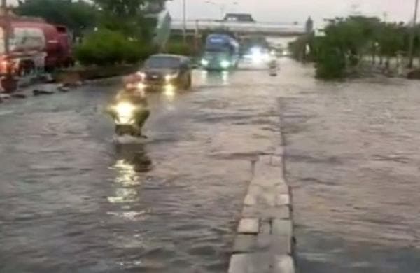 Banjir di Kaligawe Semarang Mulai Surut, Arus Lalu Lintas Terpantau Landai
