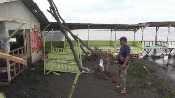 Diterjang Ombak, Puluhan Warung di Pantai Tegal Diterjang Ombak, Puluhan Warung di Pantai Tegal
