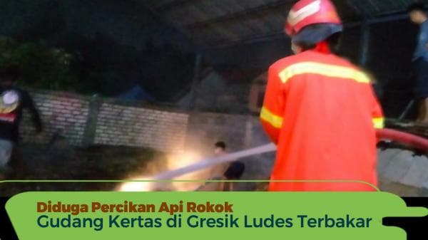 Diduga Percikan Api Rokok, Gudang Kertas di Gresik Ludes Terbakar Diduga Percikan Api Rokok, Gudang Kertas di Gresik Ludes Terbakar