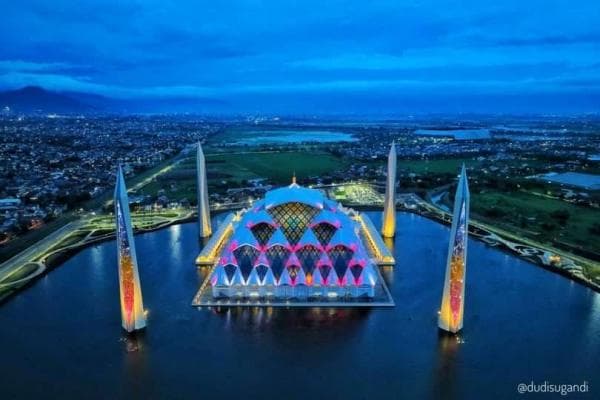 Waduh, Toilet Masjid Al Jabbar Berubah Jadi Tempat Mandi Waduh, Toilet Masjid Al Jabbar Berubah Jadi Tempat Mandi