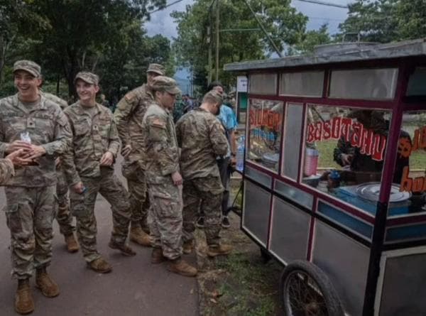 Viral Tentara Amerika Serikat Antre Beli Siomay, Ekspresi Makannya Bikin Ngocok Perut Viral Tentara Amerika Serikat Antre Beli Siomay, Ekspresi Makannya Bikin Ngocok Perut