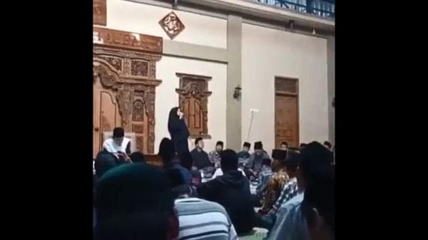 Viral Seorang Biduan Nyanyi Dangdut, di Acara Pengajian Akbar Viral Seorang Biduan Nyanyi Dangdut, di Acara Pengajian Akbar