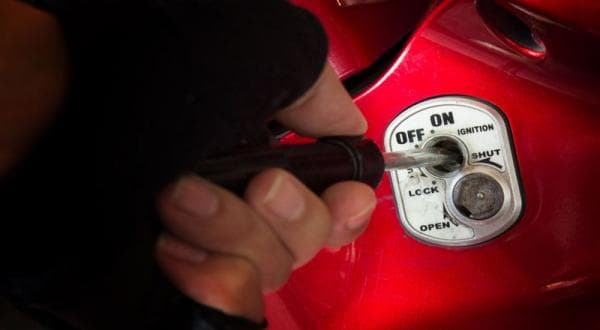 Viral Sepasang Sejoli Terekam CCTV Nekat Gasak Motor Siang Hari di Jalan Sultan Agung Bekasi Viral Sepasang Sejoli Terekam CCTV Nekat Gasak Motor Siang Hari di Jalan Sultan Agung Bekasi