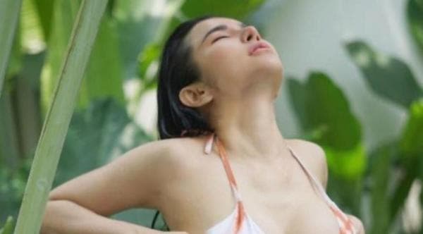 Wow! Maria Vania Pakai Bikini Berbasah-basahan Bikin Netizen Auto Zoom Wow! Maria Vania Pakai Bikini Berbasah-basahan Bikin Netizen Auto Zoom