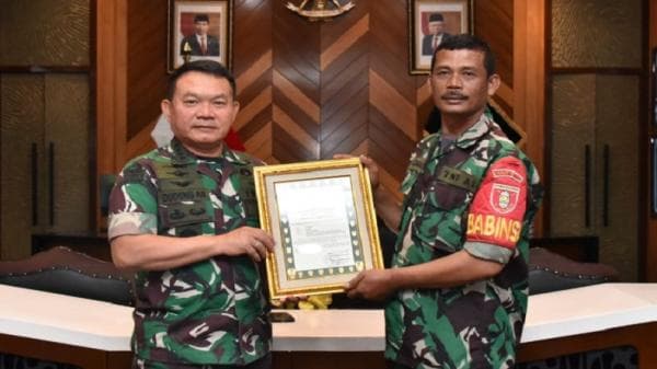 Aksi Heroik Babinsa Azmiadi Diapresiasi KSAD, Terima Kenaikan Pangkat Jadi Sersan Dua Aksi Heroik Babinsa Azmiadi Diapresiasi KSAD, Terima Kenaikan Pangkat Jadi Sersan Dua
