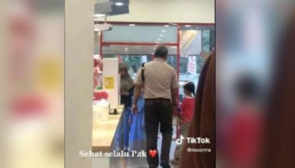Video Viral Satpam Traktir Pengamen Cilik Es Krim, Banjir Pujian Netizen Video Viral Satpam Traktir Pengamen Cilik Es Krim, Banjir Pujian Netizen