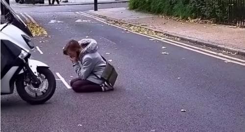 Viral Seorang Bule Cantik Menangis Tertunduk Lemas saat Mendengar Lantunan Ayat Alquran Viral Seorang Bule Cantik Menangis Tertunduk Lemas saat Mendengar Lantunan Ayat Alquran