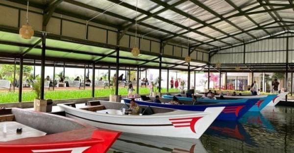 Asik! Ada Tempat Makan Baru di Kuningan, Hidangan Bisa Disantap di Atas Perahu Asik! Ada Tempat Makan Baru di Kuningan, Hidangan Bisa Disantap di Atas Perahu