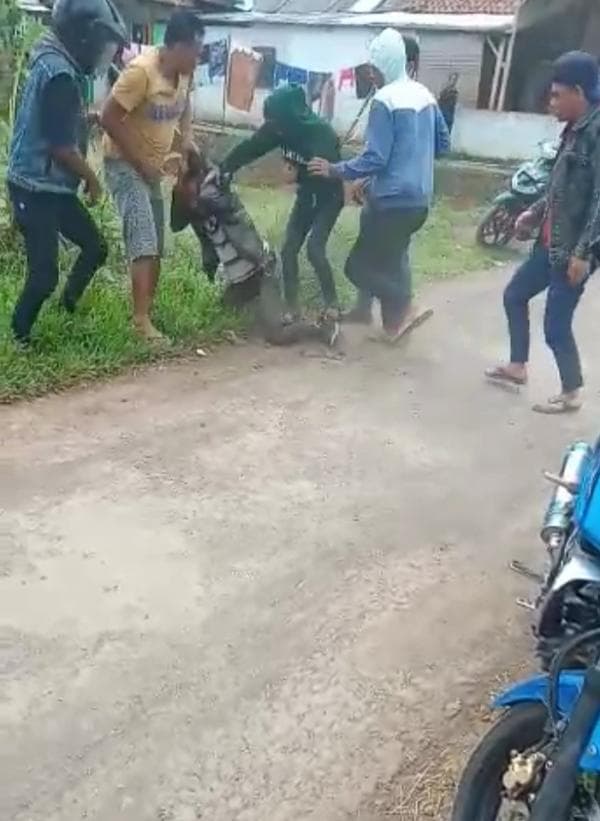 Viral...Video 7 Orang Warga Lakukan Penangkapan Terduga Pelaku Penculikan di Lampung Selatan